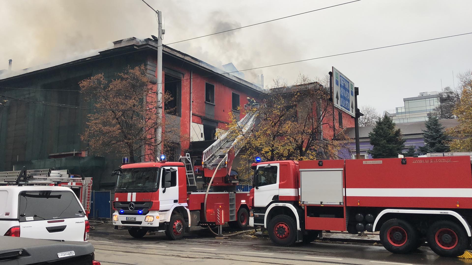 Овладян е пожарът в сградата на бившето кино „Възраждане“ в София