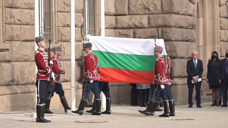 Издигнаха националното знаме пред президентството за Деня на народните будители