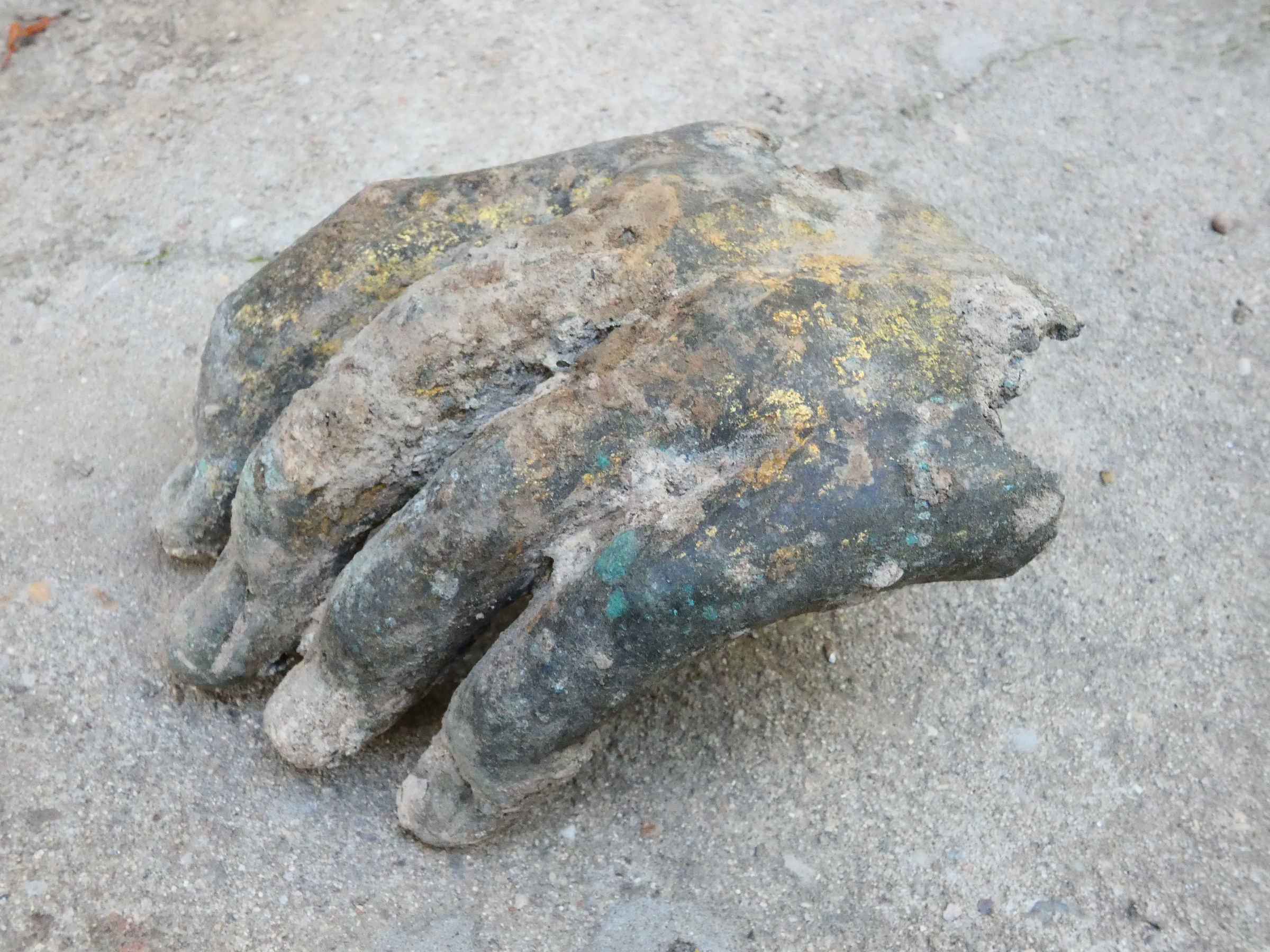 Откриха позлатена ръка от императорска статуя край Лом – снимки
