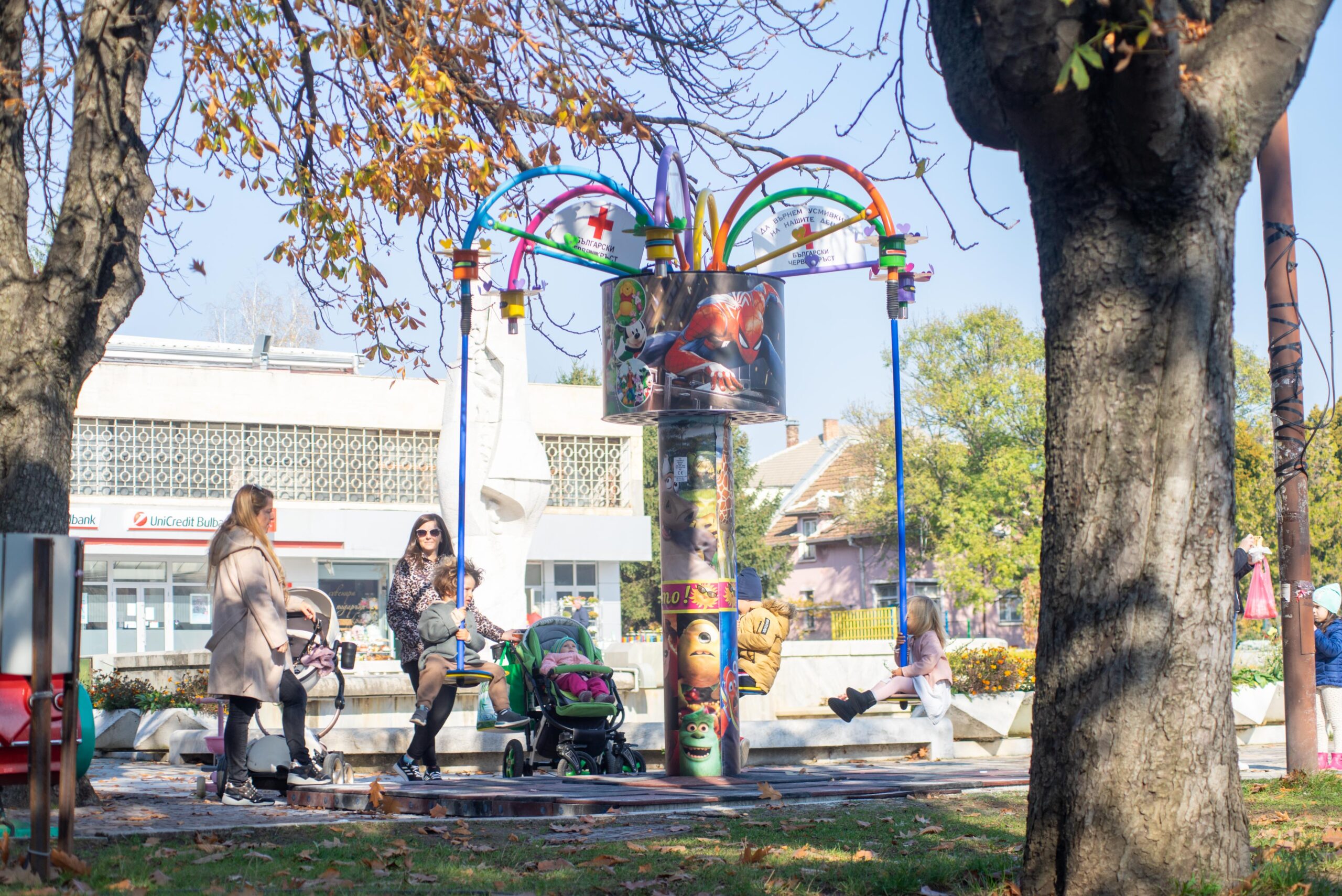 Монтираха детска въртележка с благотворителна цел в центъра на Мездра – снимки
