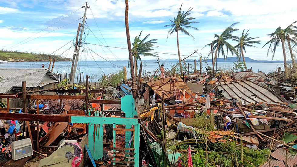 Над 300 хиляди души във Филипините напуснаха дома си заради тайфуна Раи – видео