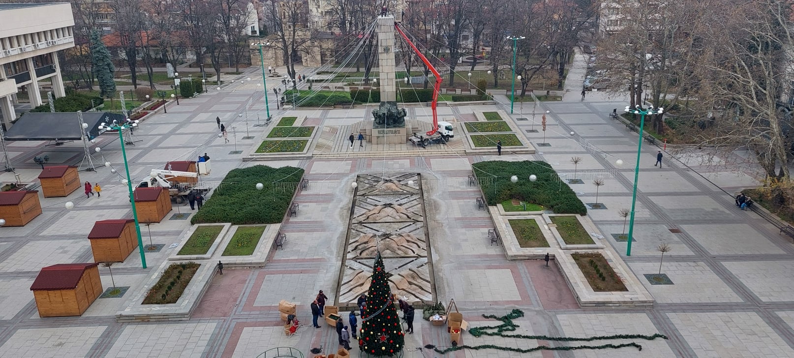 Коледната елха във Видин ще светне на Никулден – снимки