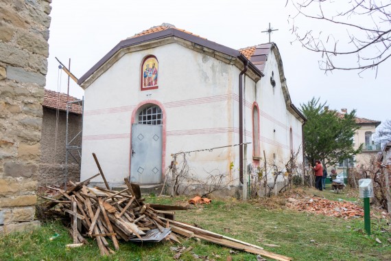 Ремонтират покрива на църквата в мездренското село Ребърково – снимки