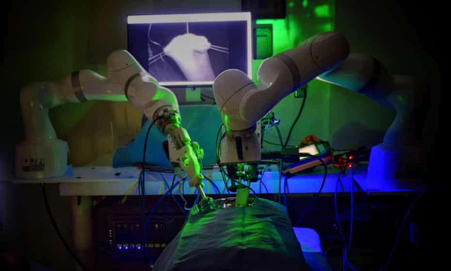 Робот извърши напълно сам първата хирургична операция без човешка намеса