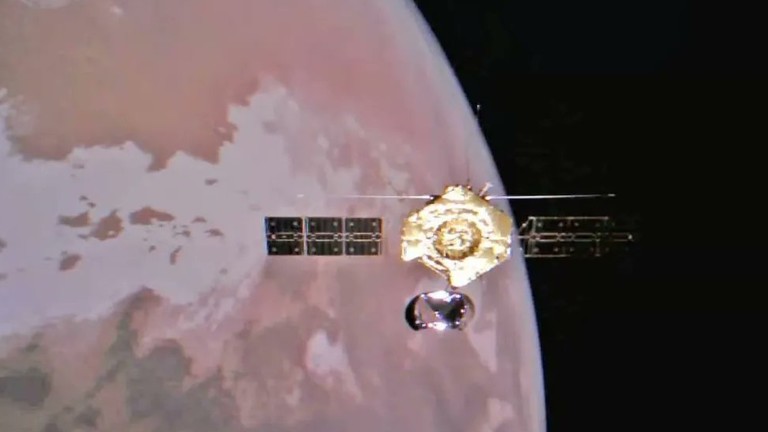 Китайският орбитален апарат на Марс си направи селфита