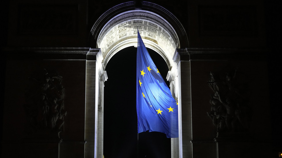 Знамето на ЕС беше свалено от Триумфалната арка, след като предизвика скандал