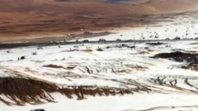 Саудитска Арабия: Буря с градушка остави покрити със сняг пясъчни дюни  край Бадр