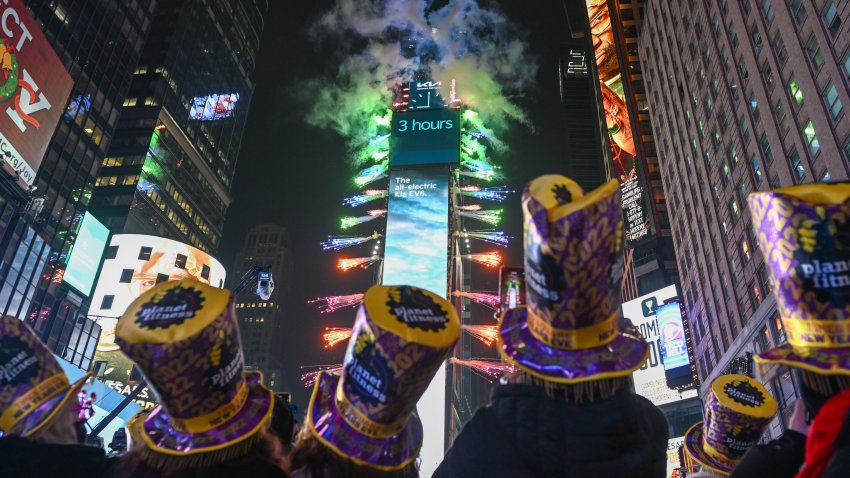 Ню Йорк посрещна Нова година с традиционното спускане на кристалната топка на „Таймс скуеър“ – видео