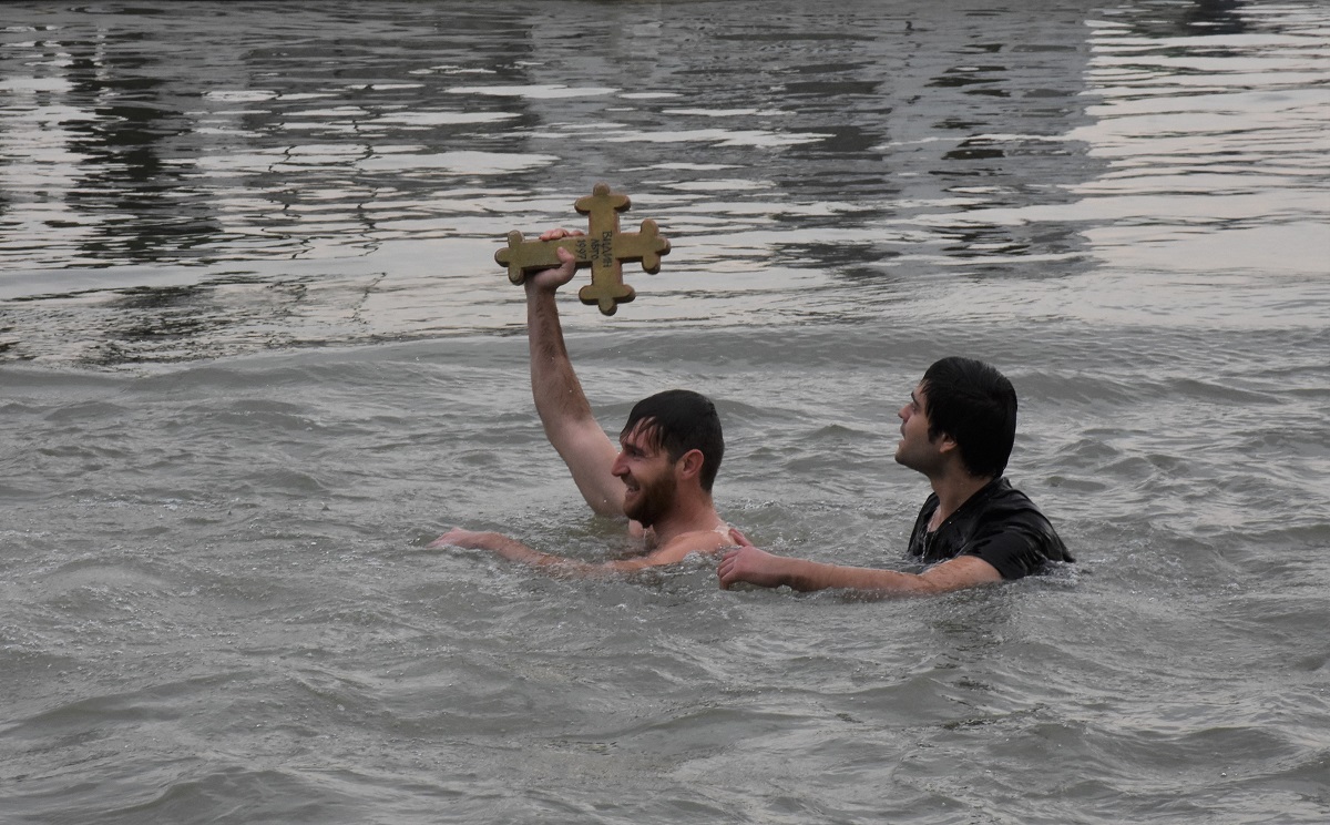 Чавдар Славчов спаси Богоявленския кръст във Видин – снимки