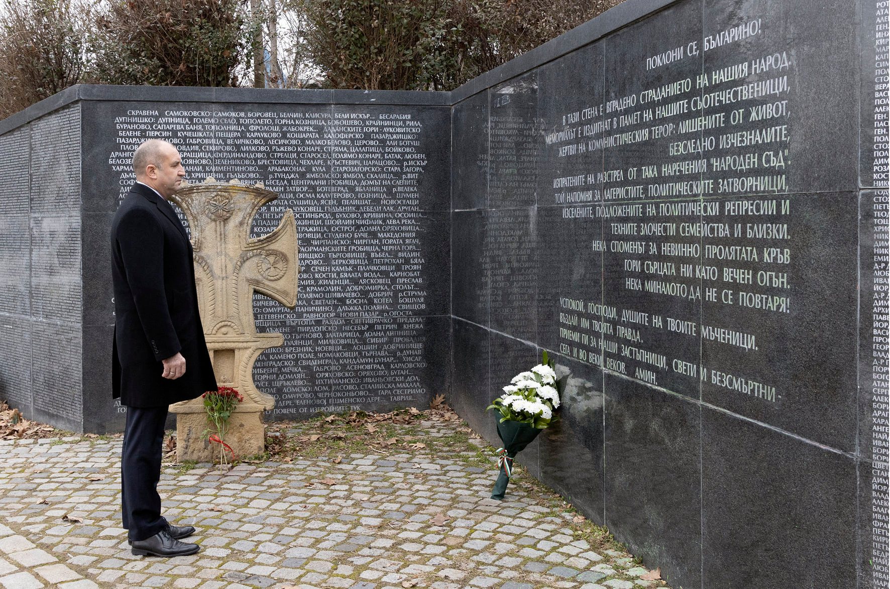 Президентът Радев отдаде почит пред паметта на жертвите на комунистическия режим в България
