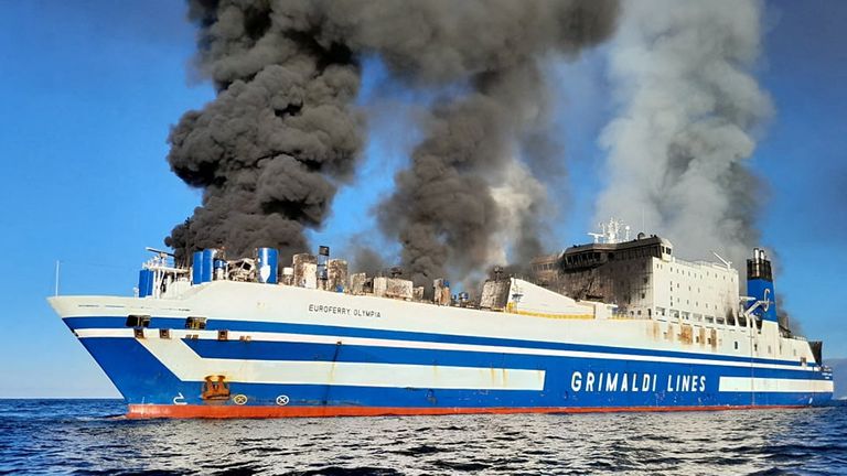 Девет българи в неизвестност след пожар на ферибот в Йонийско море – снимки, видео