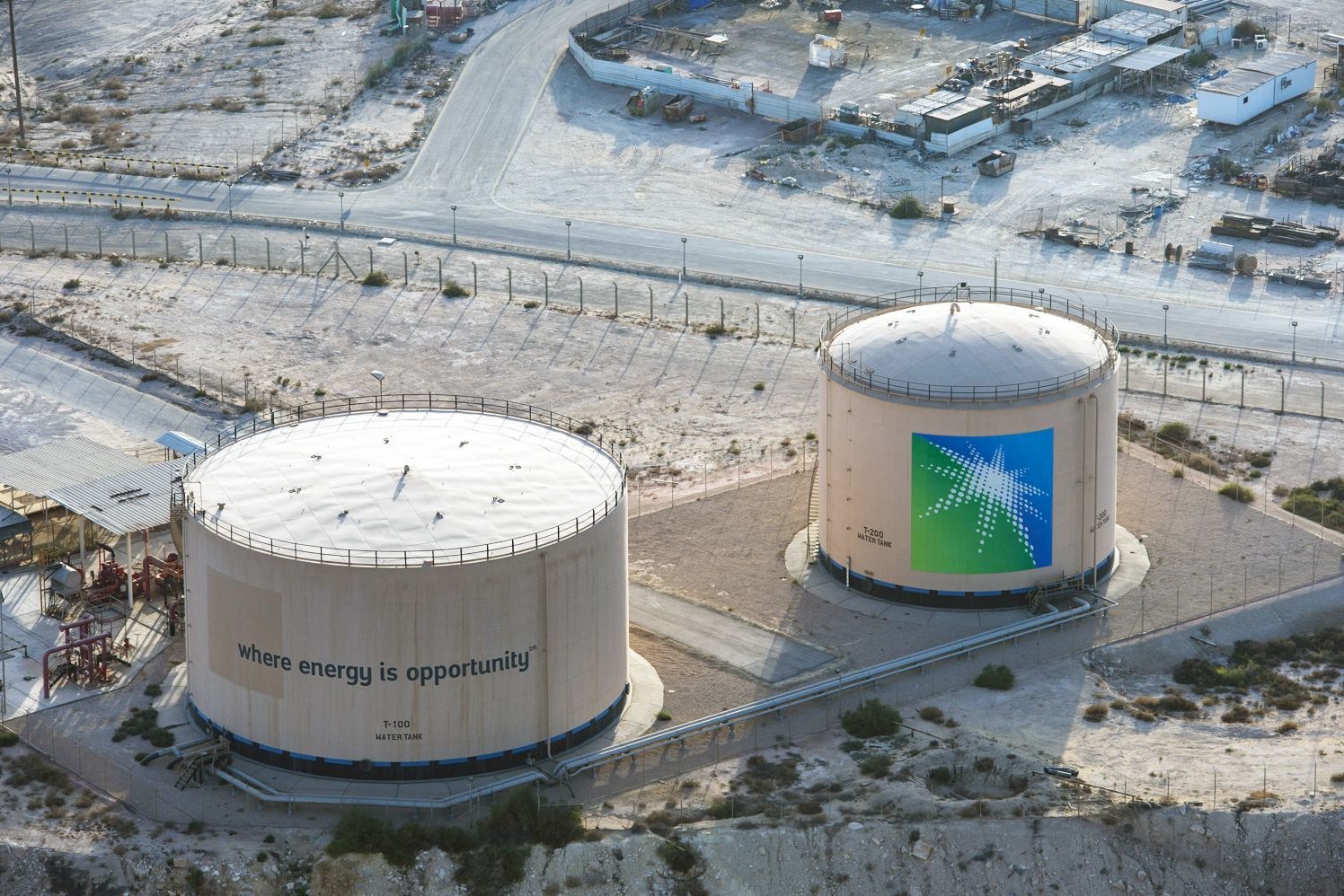Саудитска Арабия иска да увеличи всекидневното производство на петрол с над 1 млн. барела до началото на 2027 г.