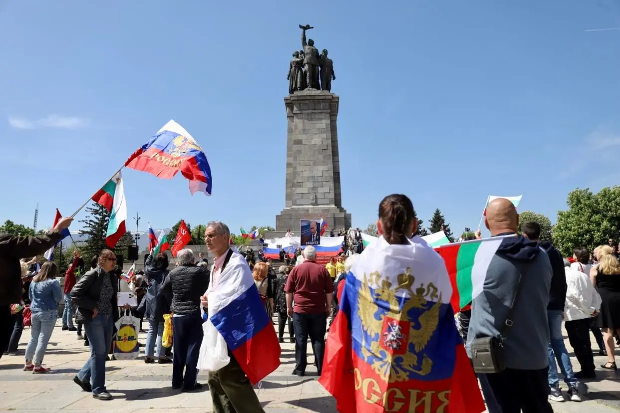 Граждани и официални лица поднесоха цветя и венци пред Паметника на Съветската армия в София