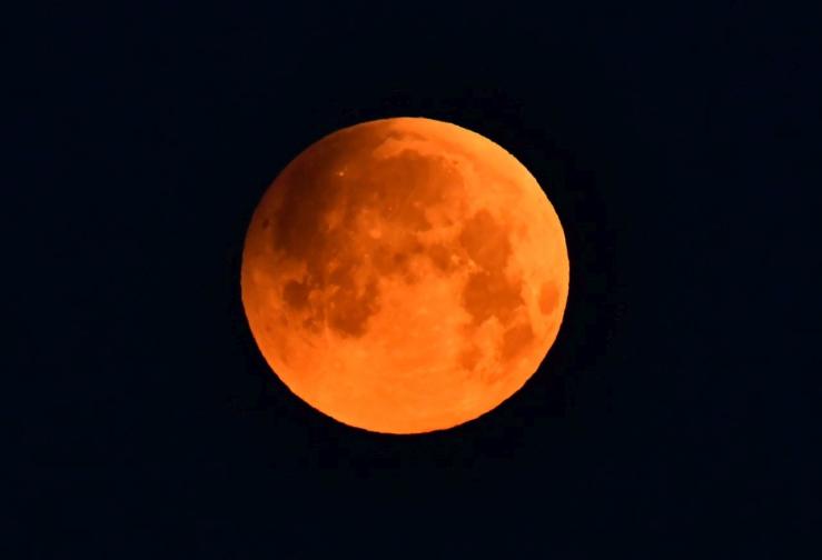 Пълното лунно затъмнение създаде супер кървава Луна