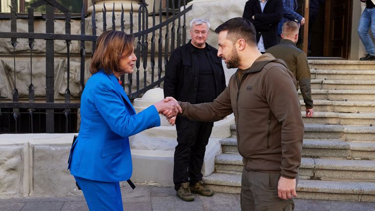 Зеленски се срещна с председателката на Камара на представителите Нанси Пелоси