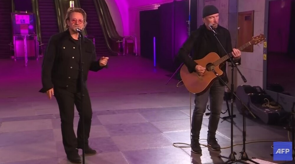 Фронтменът на Ю Ту Боно и китаристът Едж с концерт в киевското метро – видео
