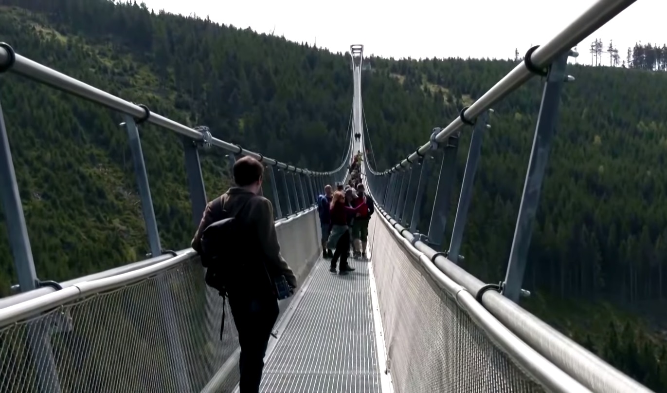 Най-дългият висящ пешеходен мост в света бе открит в Чехия