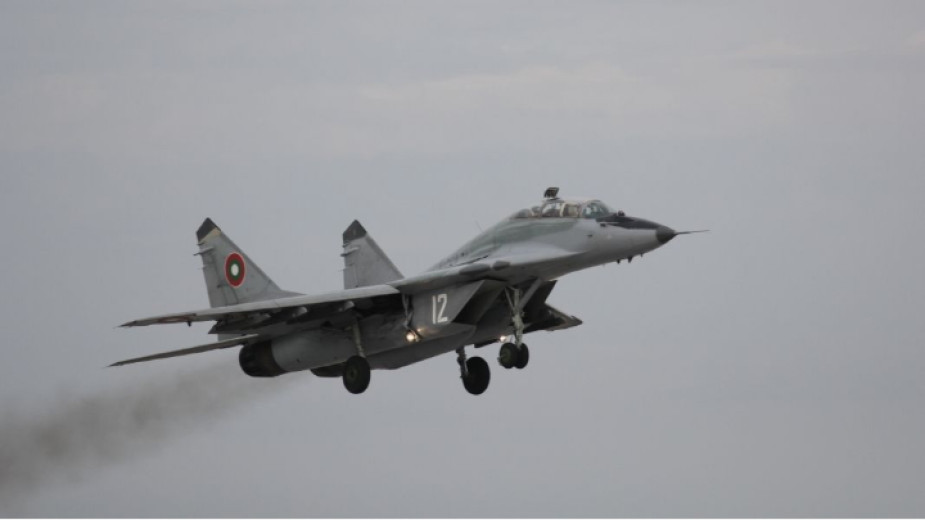 Военновъздушните сили са прехванали и приземили самолет Чесна-150