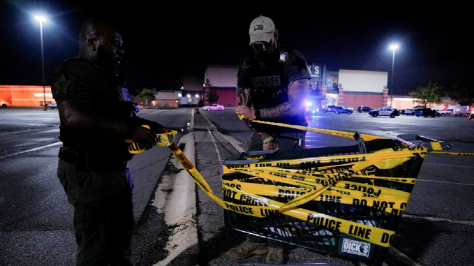 Въоръжен мъж уби трима в мол в щата Индиана