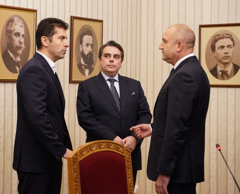 Асен Василев върна на президента Румен Радев неизпълнен мандат