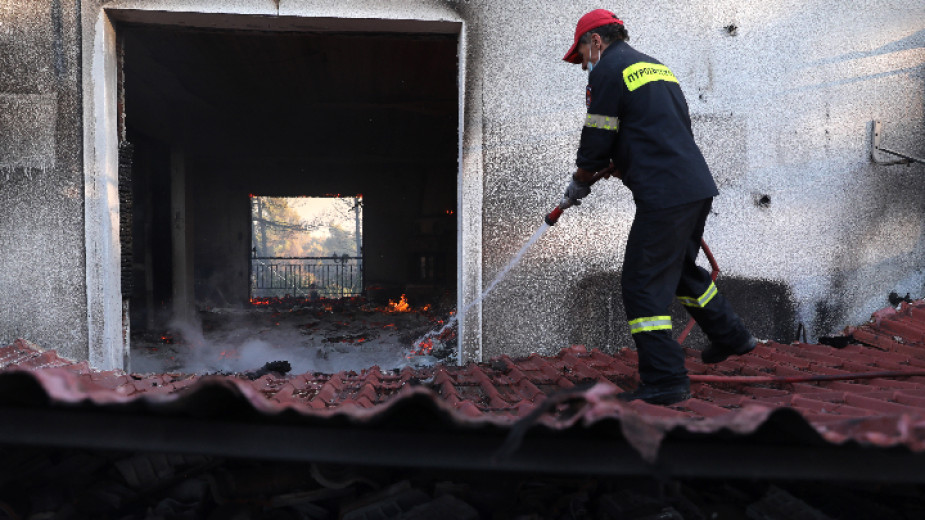 Гърция продължава борбата с пожарите
