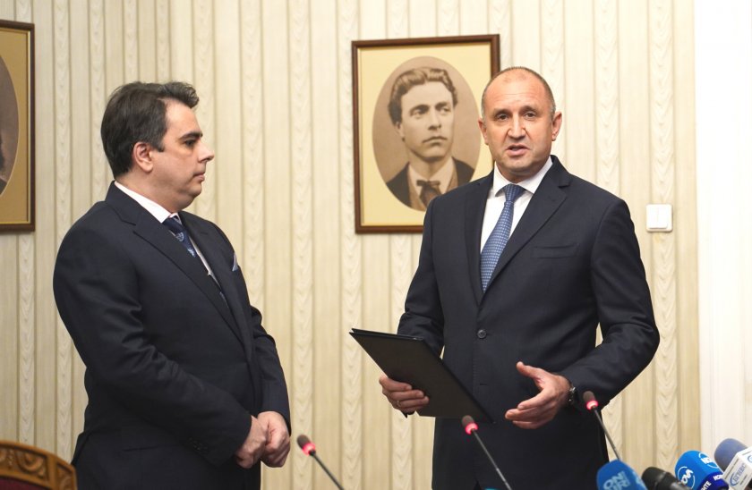 Президентът връчи на Асен Василев мандат за формиране на ново правителство