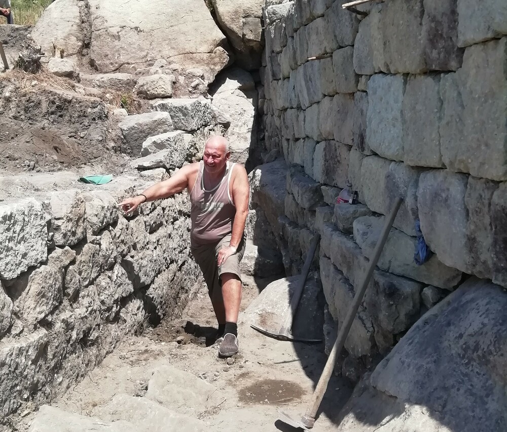 Археолози откриха нова монументална сграда край храма на Дионис на Перперикон