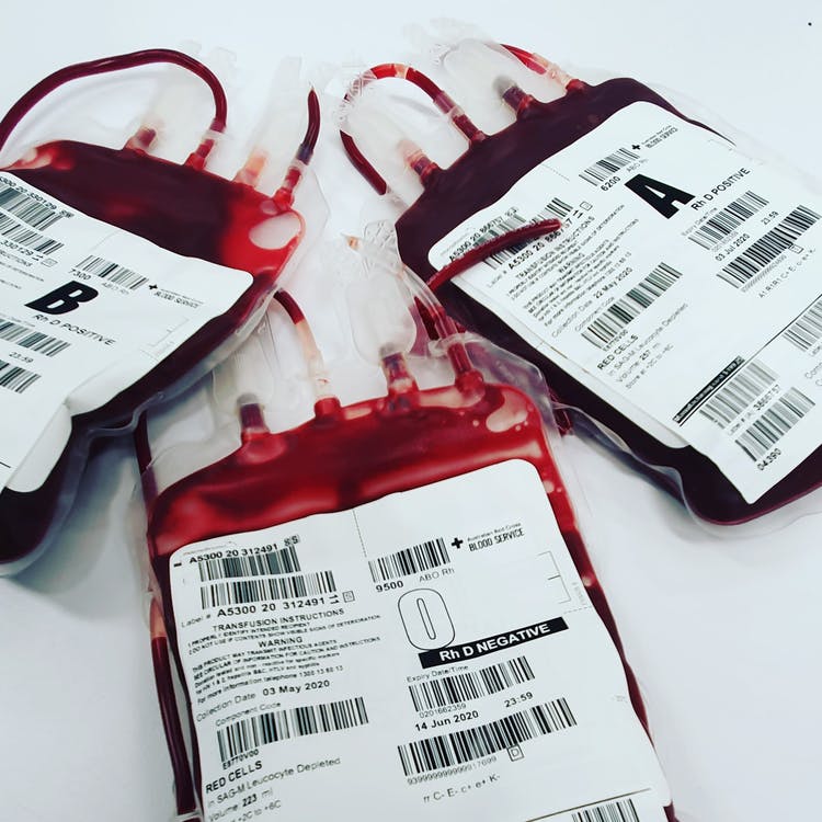 Задържаха десет души за търговия с кръв и кръвни продукти