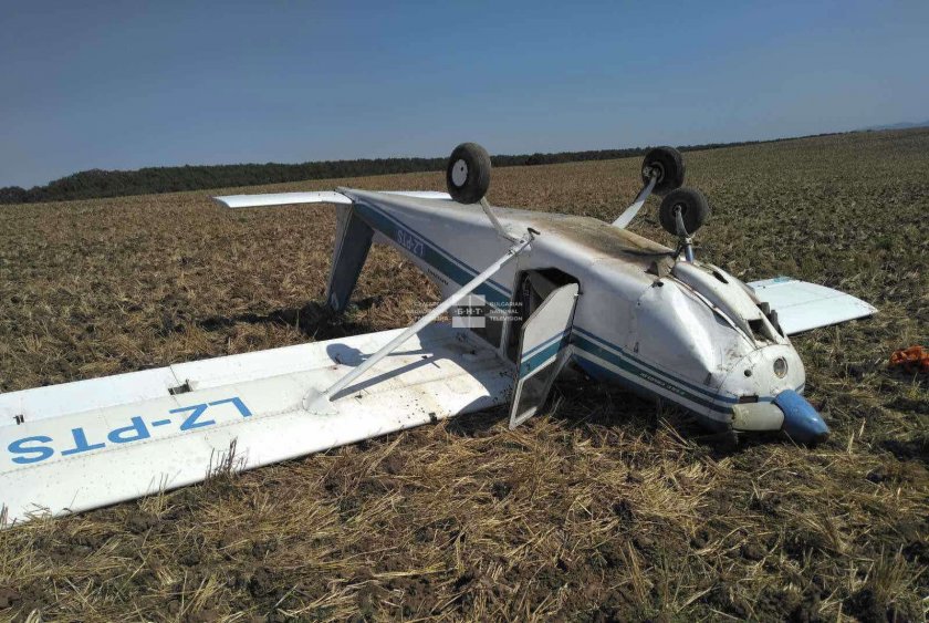 Едноместен самолет кацна аварийно в нива край Приморско