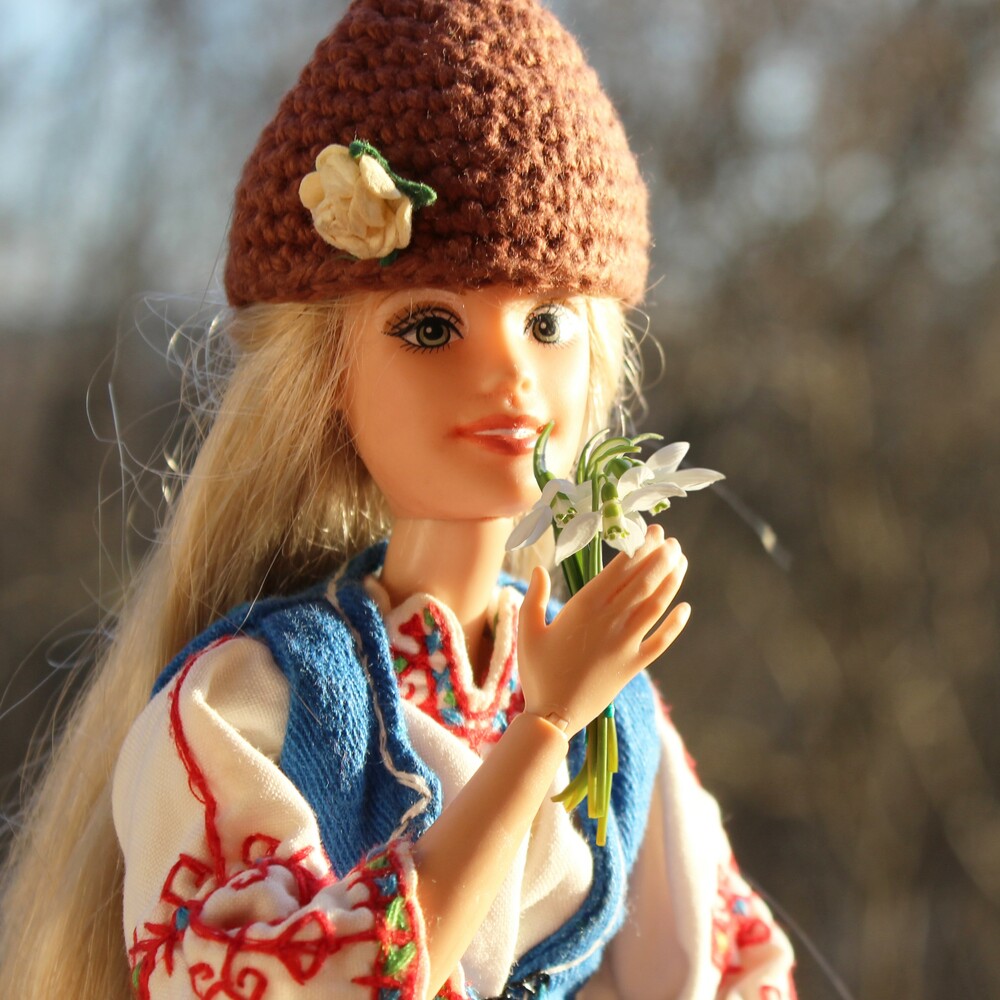 Превърнаха куклата Барби в българска мома – снимки
