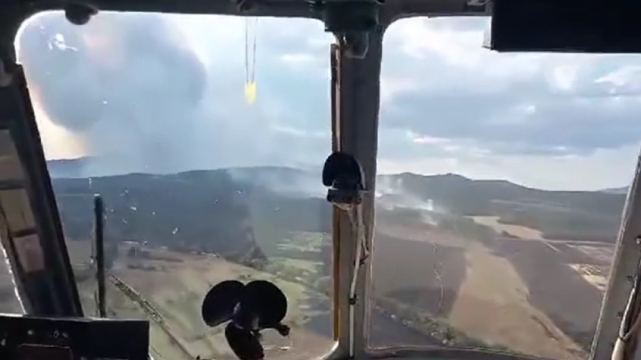 Хеликоптери вече гасят пожара в пазарджишко – видео
