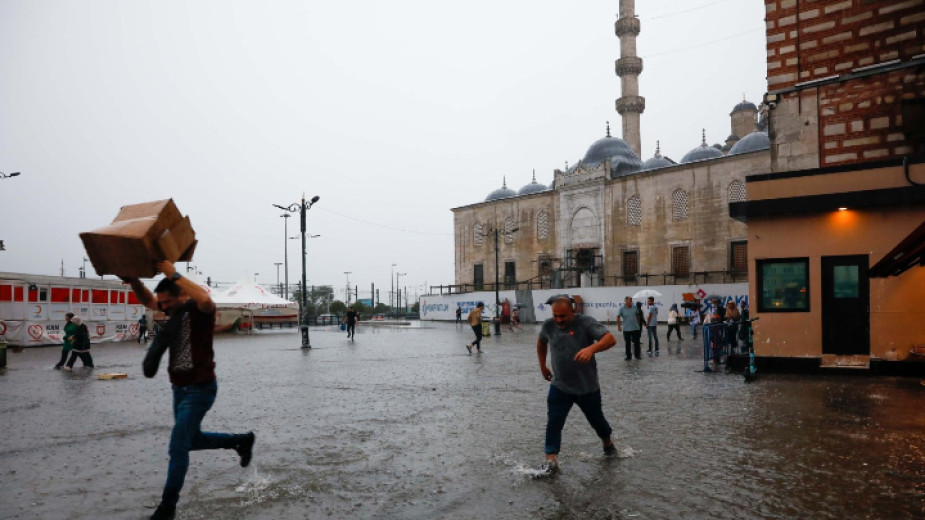 Проливни дъждове засегнаха 17 провинции в съседна Турция