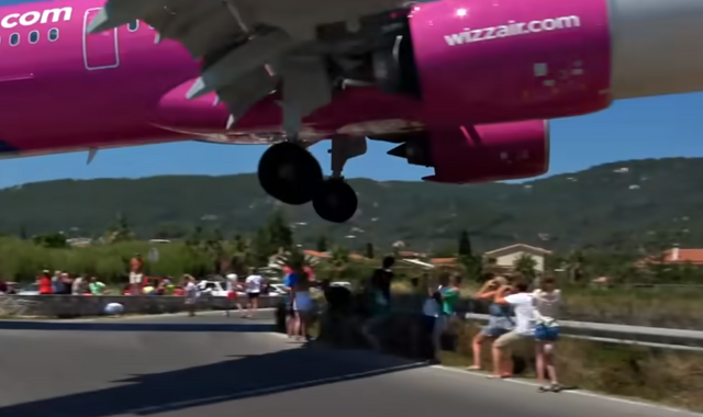 Самолет каца буквално над главите на туристи на гръцкия остров Скиатос – видео