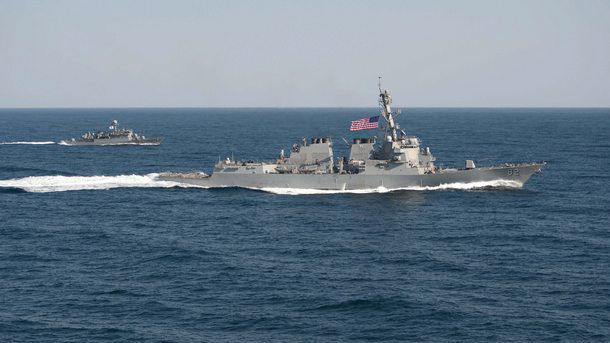 Два военни кораба на САЩ навлязоха в международните води край Тайванския проток