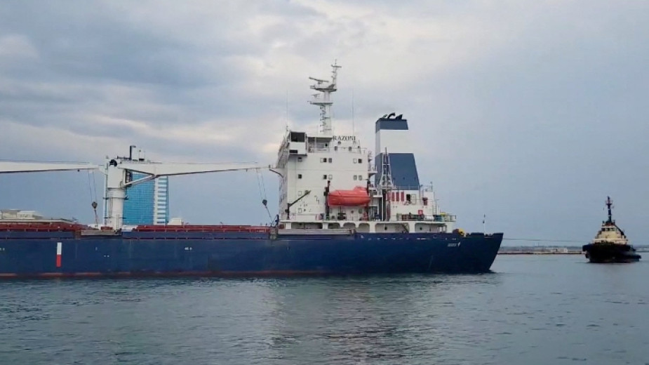 Първи кораб със зърно отплава от Одеса, масова евакуация в Донецк
