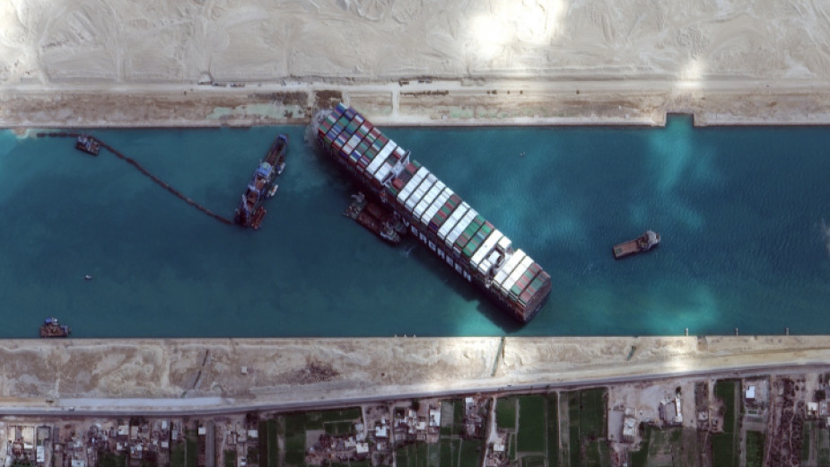Кораб блокира за кратко движението в Суецкия канал