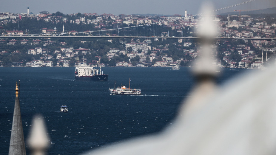 Босфорът е затворен заради заседнал товарен кораб с украинско зърно