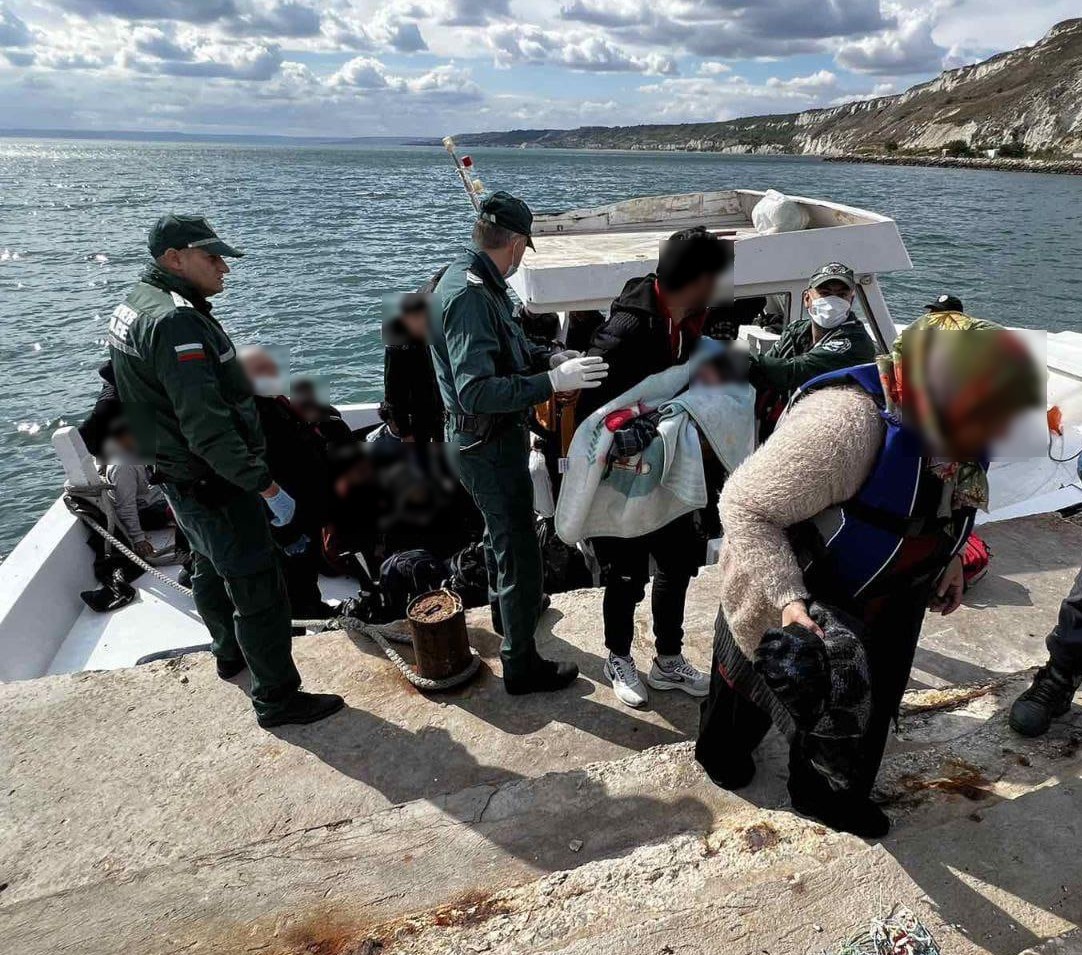 Граничари спасиха 38 бежанци, сред които и бебе, в сложна операция в Черно море