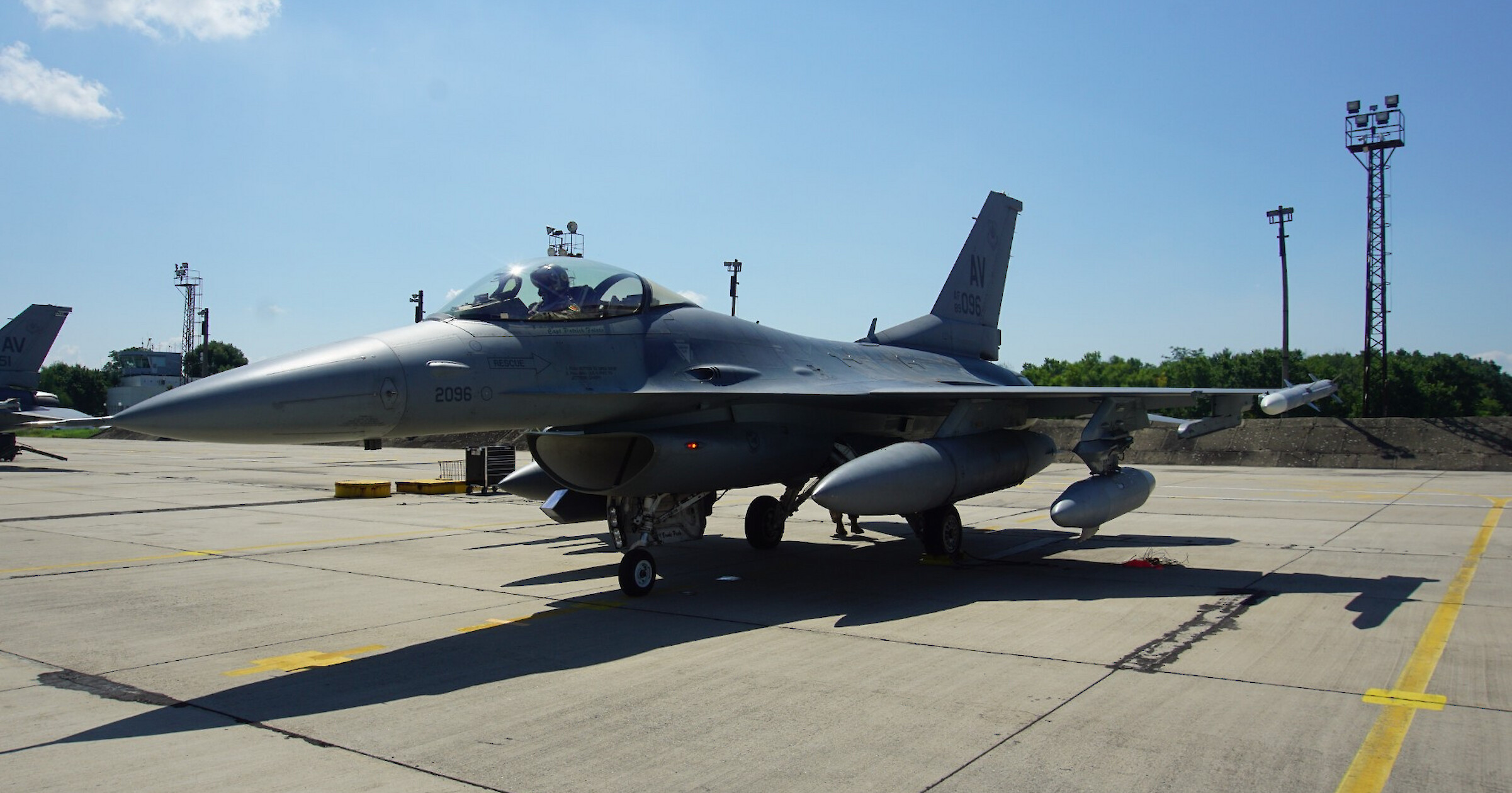 Модернизират пистата на авиобаза Граф Игнатиево за новите F-16