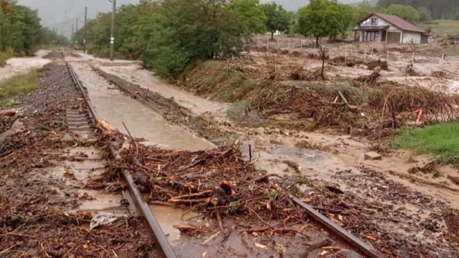 Спряха заради наводнения и свлачища влаковете край Карлово