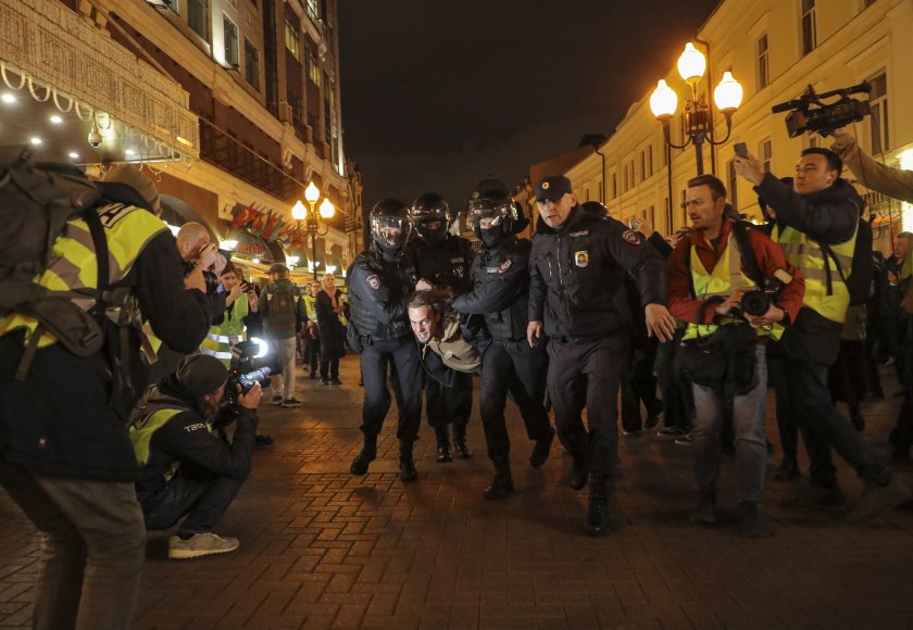 Русия е обхваната от протести след обявената частична мобилизация, задържаните са над 1300 – снимки