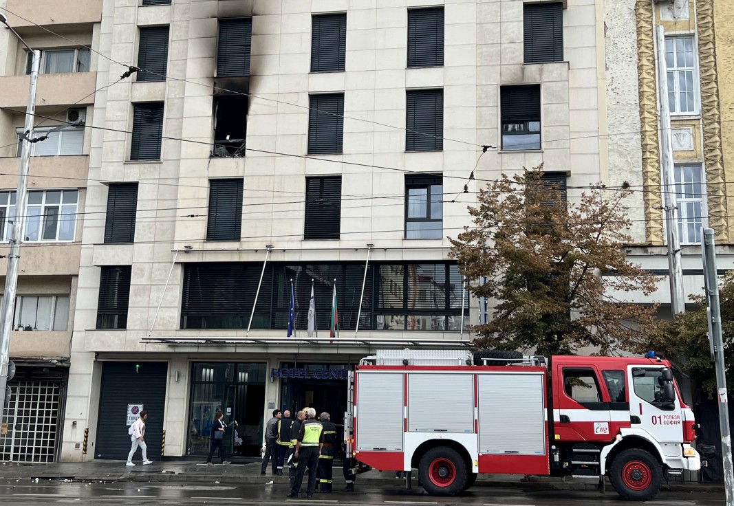 Жена загина при пожар в столичен хотел – видео