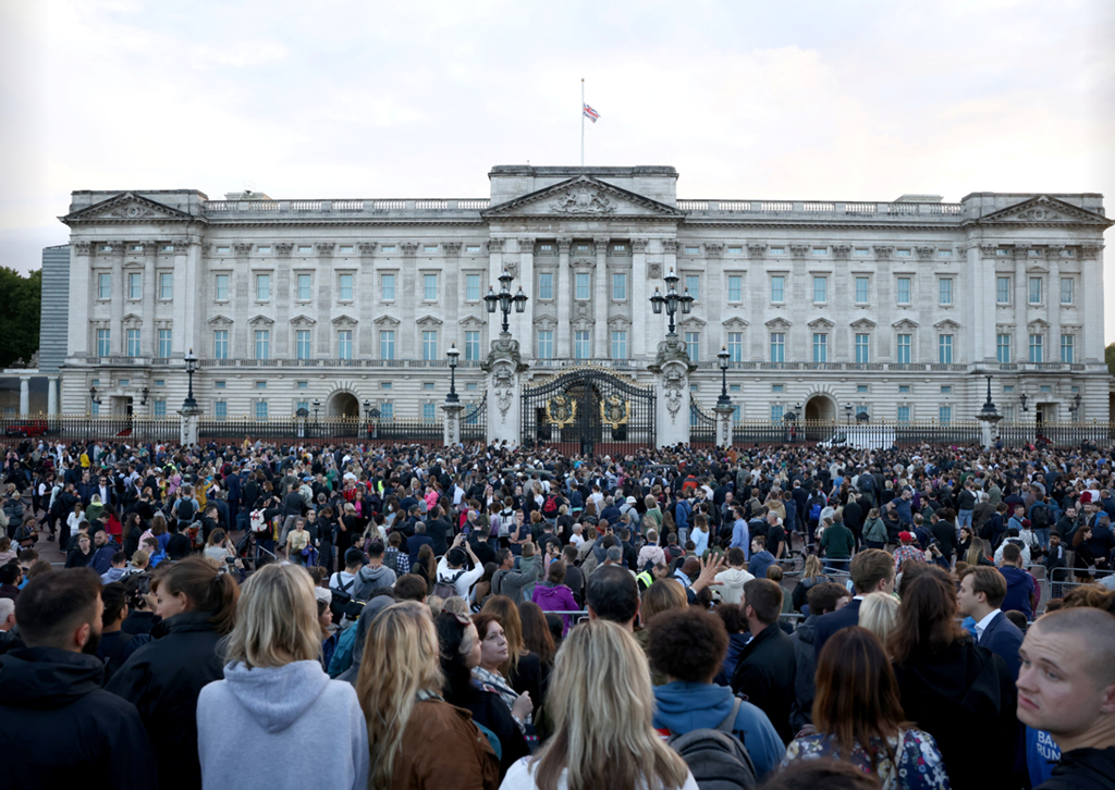 Хиляди опечалени и плачещи хора пред Бъкингамския дворец