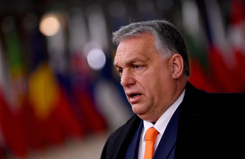 Двойната игра на Орбан