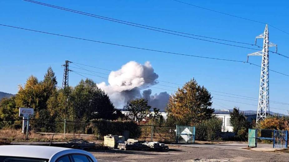 Контролиран взрив на боеприпаси и облаци от дим над завод Арсенал