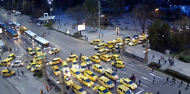 Таксиметровите шофьори готови за масов протест след убийството на техен колега