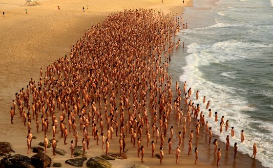 Хиляди се съблякоха благотворително на плажа Бонди
