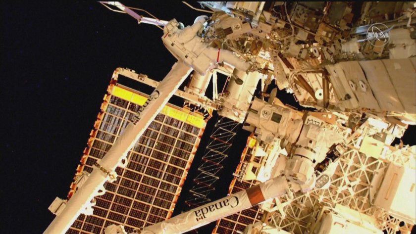 НАСА показа кадри от последната „космическа разходка“ около МКС – снимки