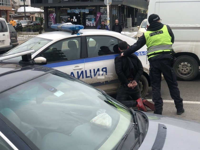 Двама полицаи пострадаха при зрелищна гонка в София – видео
