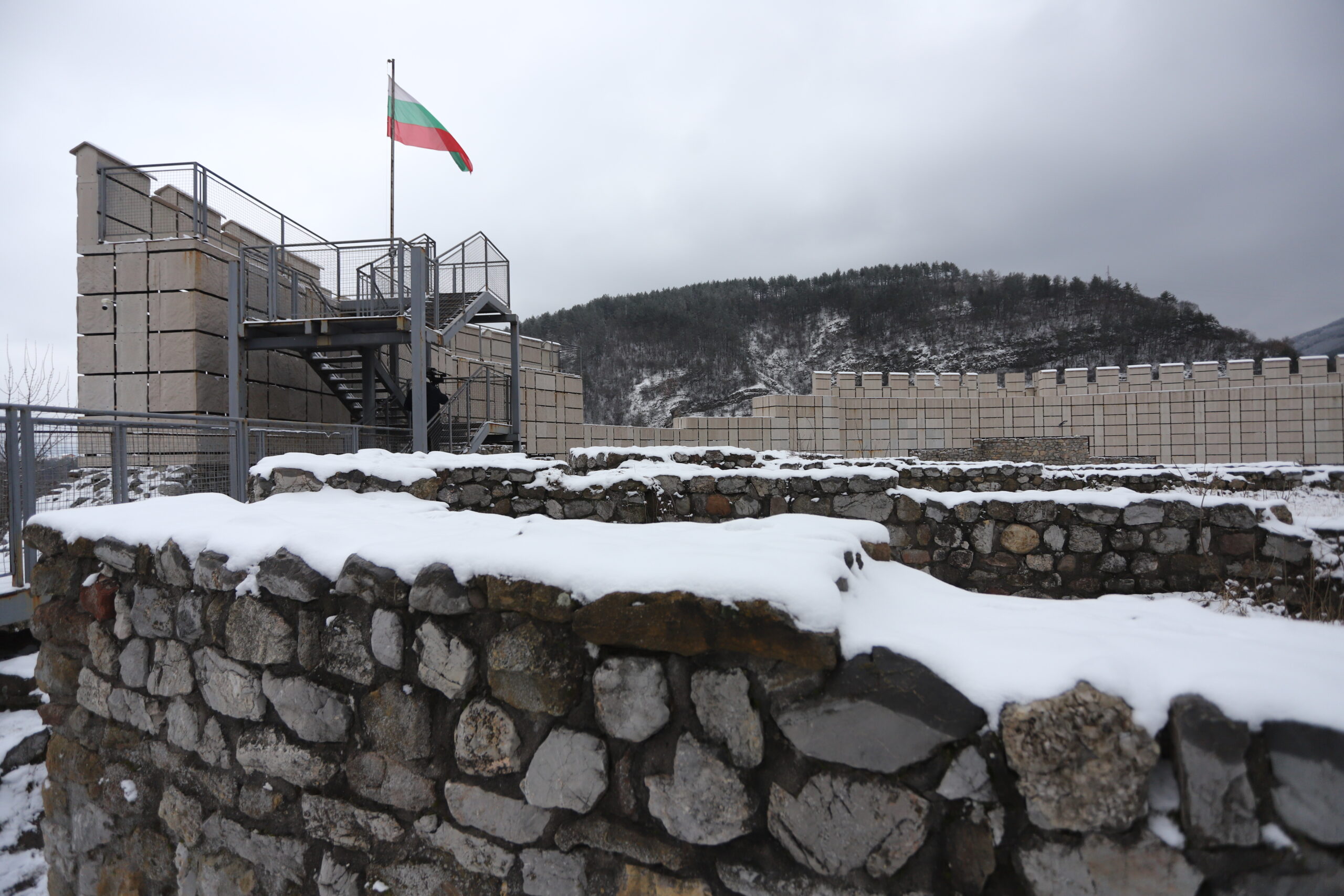 Крепостта „Кракра“ в Перник – една от най-големите в България – видео